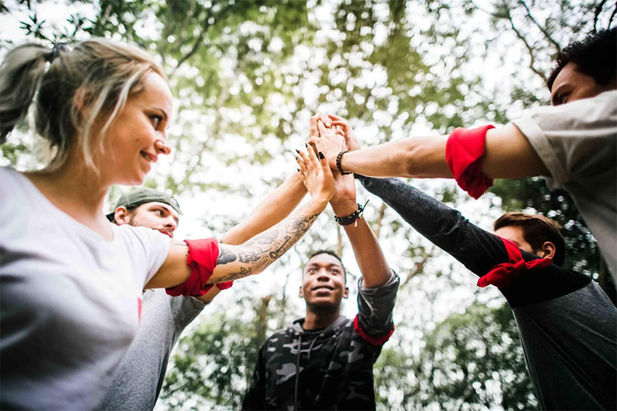 Des gens se tappant dans la main dans la forêt