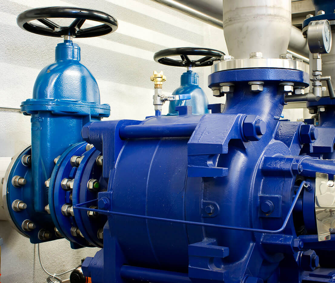 Pompe industrielle bleue avec robinetterie et vannes